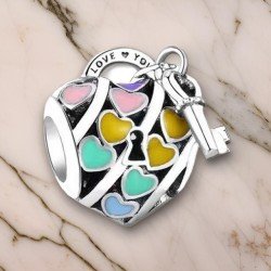 Corazón con llave y corazones esmaltados amor